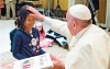 Cô bé từ giáo xứ ở Singapore gặp Đức Giáo hoàng